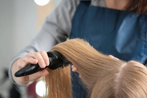 Професійний Перукар Чистить Волосся Клієнта Салоні Краси — стокове фото