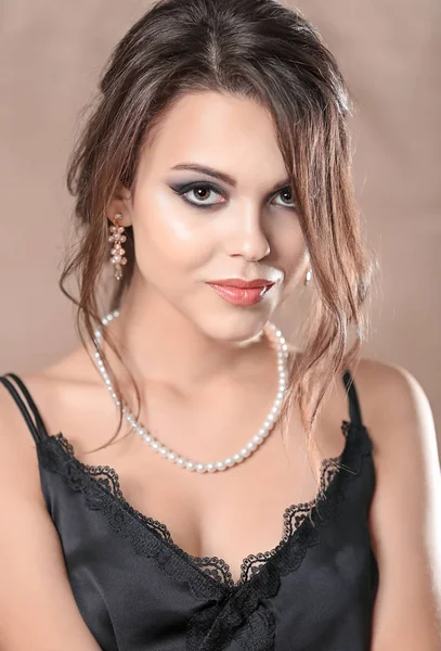 Piękna Młoda Kobieta Eleganckiej Biżuterii Kolor Tła — Zdjęcie stockowe
