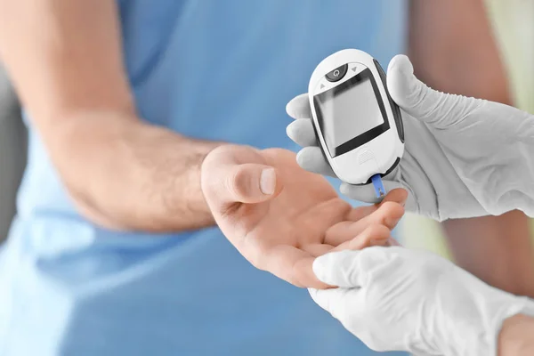 Doktor Kontroli Cukrzycy Pacjent Poziom Cukru Krwi Cyfrowych Glukometrem Zbliżenie — Zdjęcie stockowe