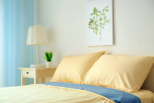 Удобная кровать с мягкими подушками в помещении
