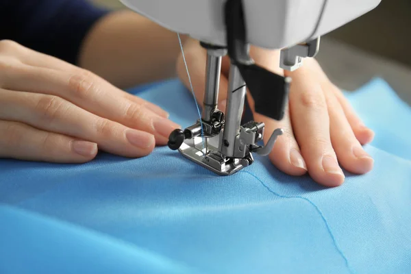 Primer Plano Costura Mujer Máquina Con Hilo Azul —  Fotos de Stock