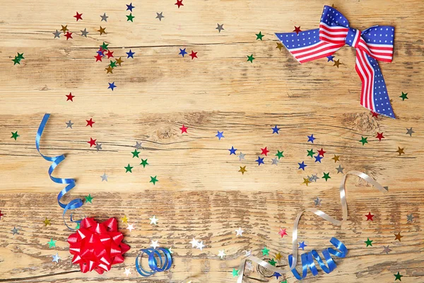 Amerikaanse Vlag Boog Confetti Houten Achtergrond Vakantie Usa — Stockfoto