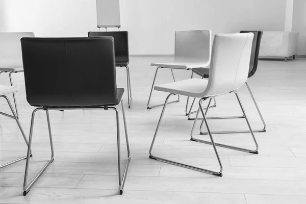グループ心理療法のセッションのために準備室の椅子 — ストック写真