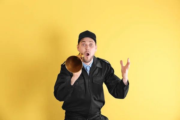 Protetor Segurança Masculino Com Megafone Fundo Amarelo — Fotografia de Stock