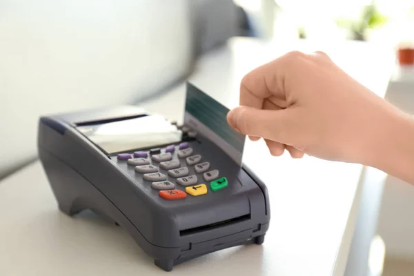 Frau Benutzt Bankterminal Für Kreditkartenzahlung Auf Tisch — Stockfoto
