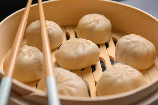 Vapor Bambú Con Sabrosas Albóndigas Baozi Primer Plano — Foto de Stock