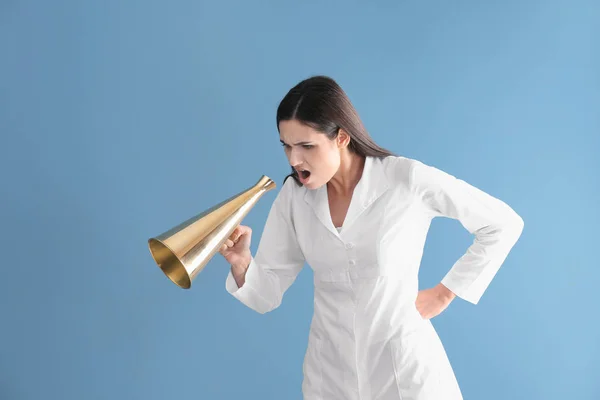 Médico Femenino Con Megáfono Sobre Fondo Azul — Foto de Stock