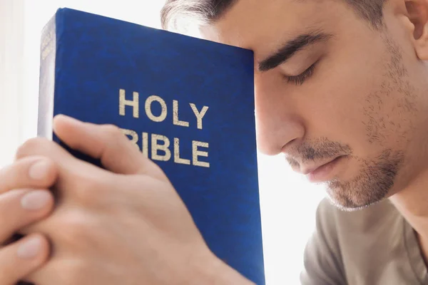 Jovem Religioso Com Bíblia Orando Casa — Fotografia de Stock