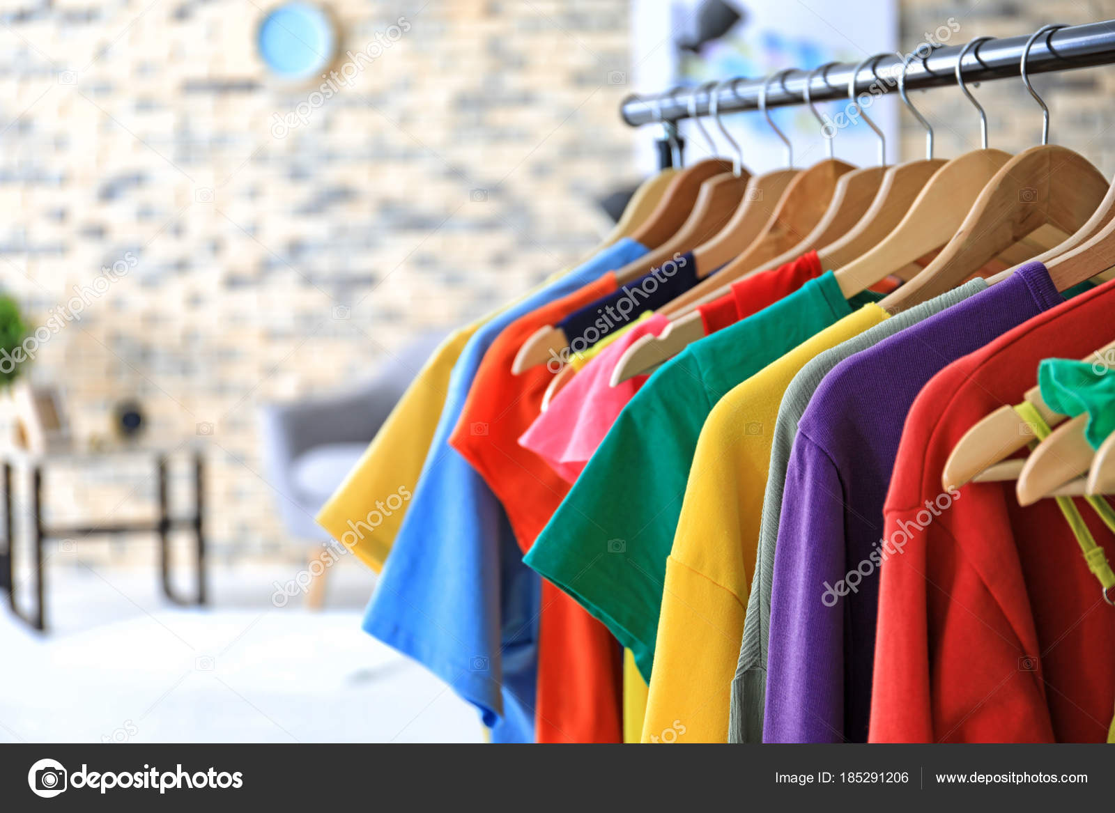 Support Avec V tements Arc Ciel Sur Cintres L int rieur image