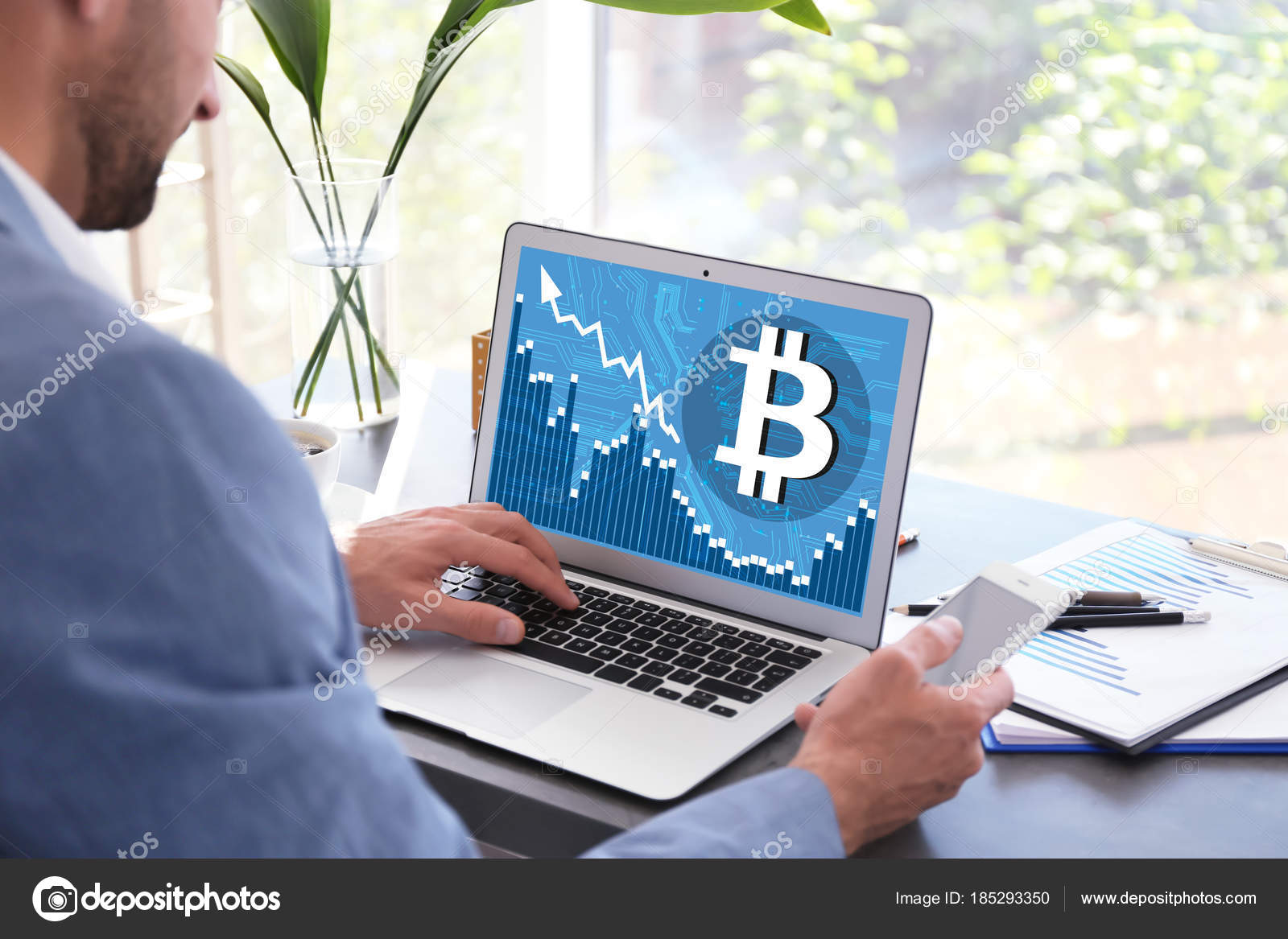Mann Mit Laptop Mit Bitcoin Symbol Auf Dem Bildschirm Und Smartphone - 