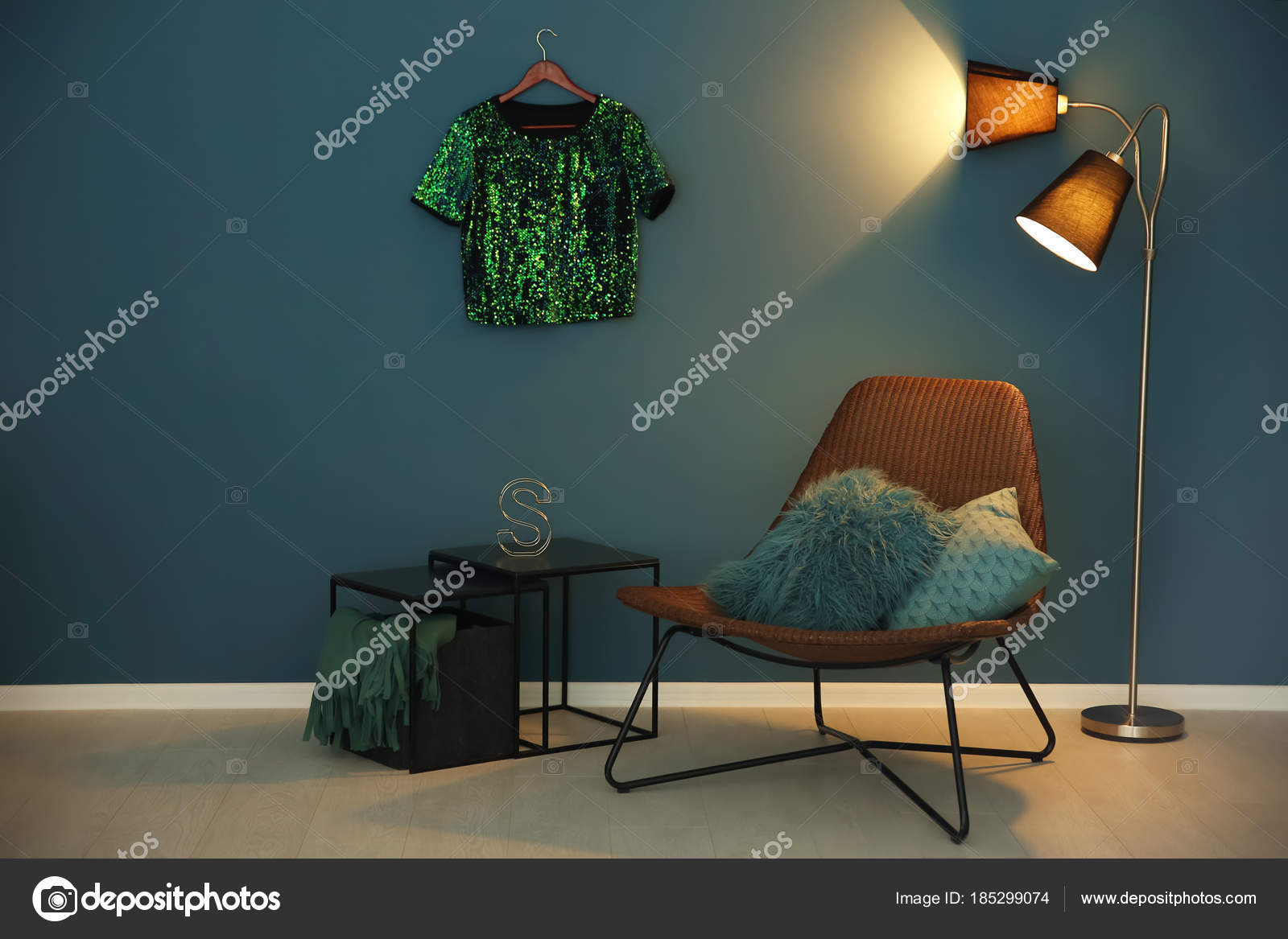 Habitación moderna interior con una silla y un jarrón con una pared