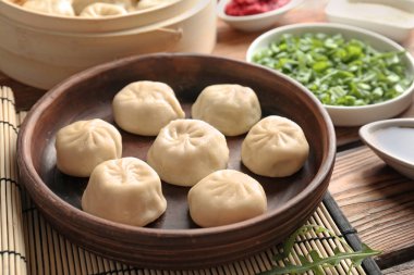 Tabakta lezzetli baozi köfteleri var.