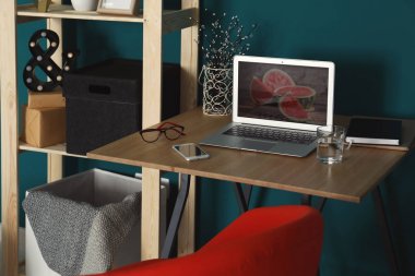 Resepsiyon renk duvara laptop ile rahat Ev İşyeri