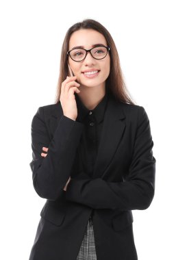 Beyaz arka plan üzerinde cep telefonu ile konuşurken şık elbiseli güzel genç kadın