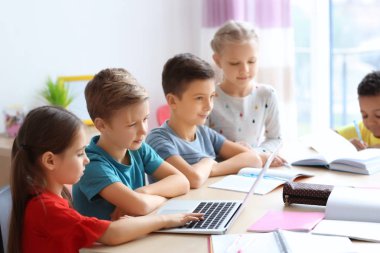 Şirin çocuk okulda sınıfta ödev