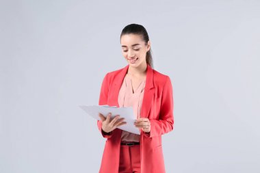 Güzel genç kadın şık elbiseli ve açık renkli belgeleri ile