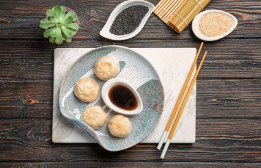 Plaka lezzetli baozi köfte ve masada soya sosu ile