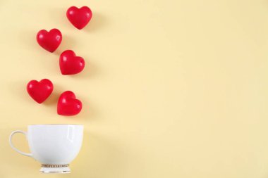 Kupası ve renk arka plan üzerinde seramik kupa