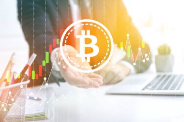 İşadamı ofiste tabloda, sanal bitcoin simgesiyle