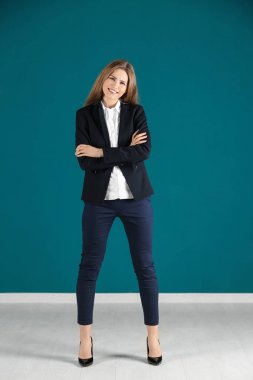 Renk duvara şık elbiseli güzel moda kadın