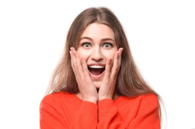 Beyaz arka plan üzerinde rahat kıyafetler duygusal genç kadın