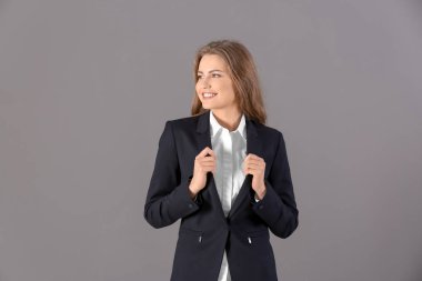 Gri arka plan üzerinde şık elbiseli güzel moda kadın