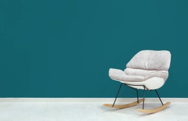 Gölgeli Ladin duvarının yakınında son moda koltuk