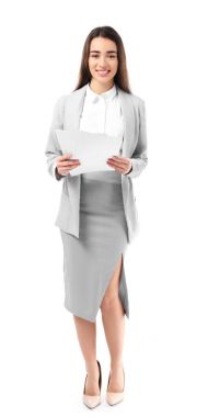 Güzel genç kadın şık takım elbise ve beyaz arka plan üzerinde belgelerle