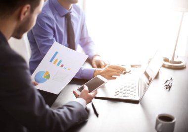 Ofiste, closeup tabloda çalışan adamlar. Finansal ticaret kavramı