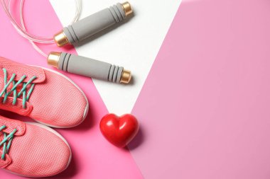 Spor salonu kalp renk arka plan üzerinde malzeme ve kırmızı. Kardiyo eğitim kavramı