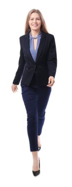 Beyaz arka plan üzerinde şık elbiseli güzel genç kadın