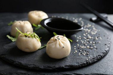 Lezzetli baozi köfte ve masada soya sosu ile kayrak plaka