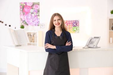 Güzellik Salonu resepsiyonisti işyerinde portresi