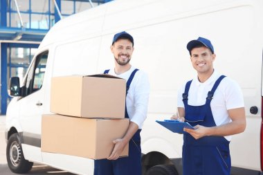 Hareketli Kutular car yakınındaki ile teslim erkekler