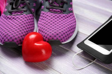 Spor salonu kalp ahşap arka plan üzerinde şeyler, telefon ve kırmızı. Kardiyo eğitim kavramı