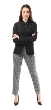 Beyaz arka plan üzerinde şık elbiseli güzel genç kadın