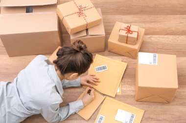 Kadın startupper parsel müşteriler kapalı sevkıyata hazırlanıyor