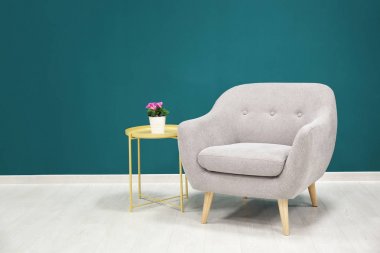 Gölgeli Ladin duvarının yakınında tablo ile son moda koltuk