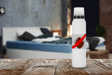 Yatak böcek deterjan yatak odasında masada anti şişe