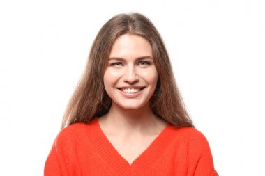 Gülümseyen genç kadın beyaz arka plan üzerinde rahat kıyafetler