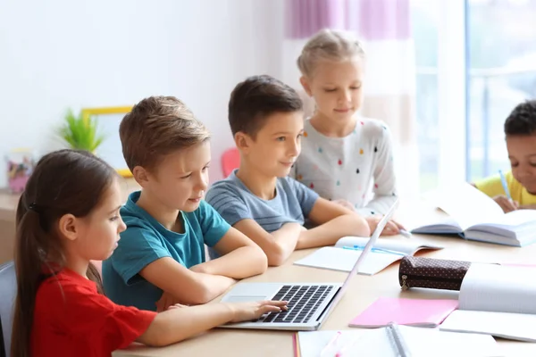 Lindos niños haciendo deberes en el aula en la escuela —  Fotos de Stock