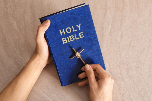 Hombre Religioso Con Cruz Hecha Mano Biblia Sobre Fondo Claro — Foto de Stock