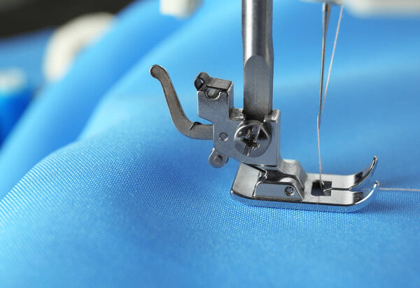 Закройте швейную машинку с двумя и тремя ящиками
