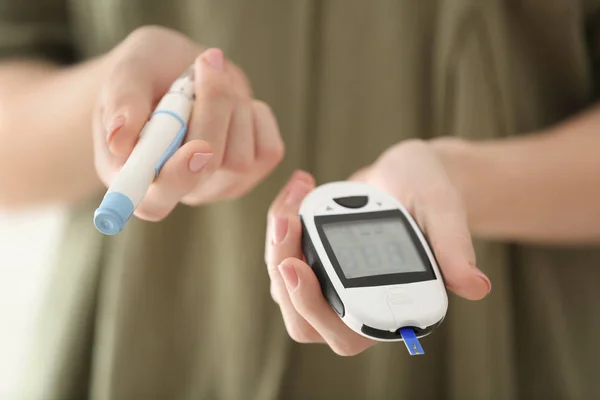 Diabetikerin Mit Digitalem Glukometer Und Lanzettstift Nahaufnahme — Stockfoto