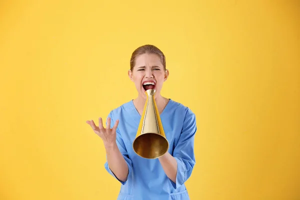 Jonge Vrouwelijke Arts Met Megafoon Gele Achtergrond — Stockfoto