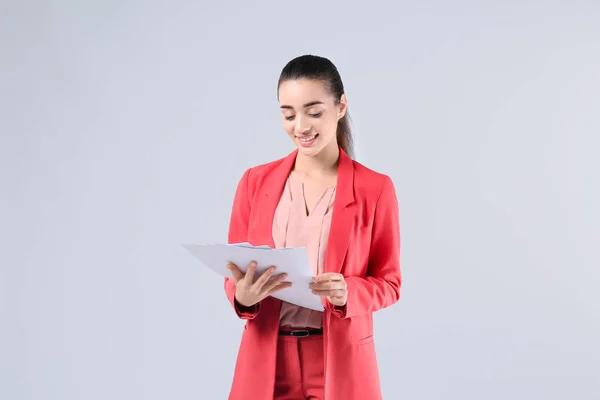 Mulher Bonita Terno Elegante Com Documentos Fundo Claro — Fotografia de Stock