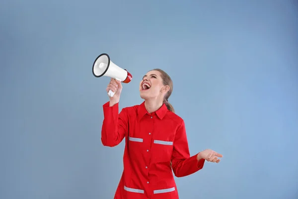 Jonge Vrouwelijke Noodsituatie Arts Schreeuwen Megafoon Grijze Achtergrond — Stockfoto