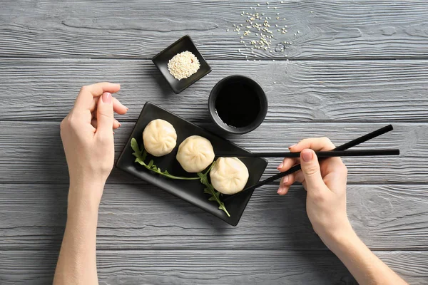 Vrouw Eet Smakelijk Bapao Dumplings Aan Tafel — Stockfoto