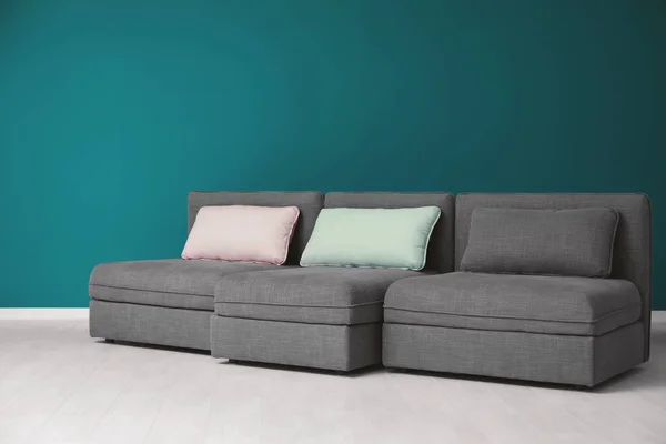 Sofá Elegante Cerca Pared Color Interior — Foto de Stock