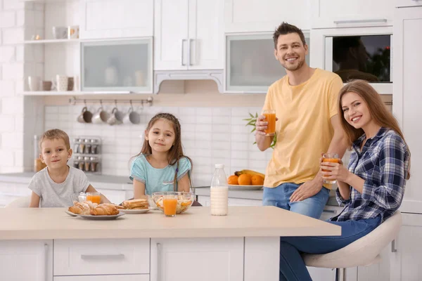快乐的家庭在厨房吃早餐 — 图库照片